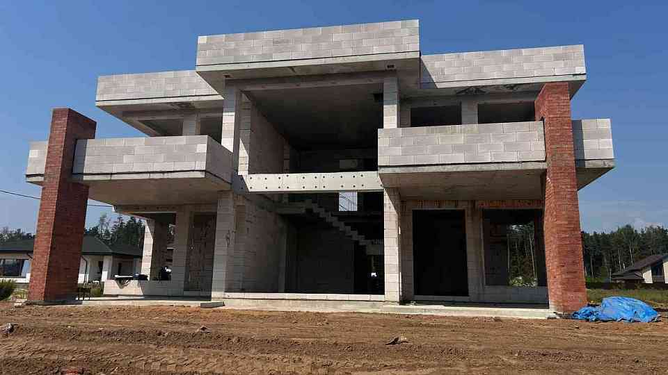 Каменный дом по индивидуальному проекту с плоской кровлей